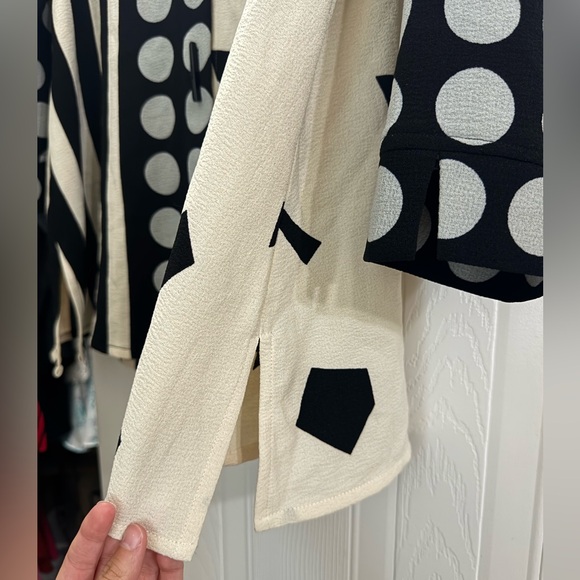 Ali Miles Black and White Graphic Asymmetrical 3/4 Sleeve Top - Picture 6 of 8